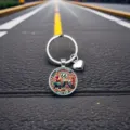 Porte-clés cabochon verre Route 66 vintage anneau métal cœur pendentif gros plan détail - Style Rond Martelé (12)
