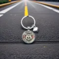 Porte-cles en metal dore avec cabochon en verre Route 66 et charm coeur, cadeau retro. - Style Rond Martelé (16)