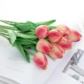 Gros plan de détails d'un bouquet de tulipes roses artificielles sur un livre déco. - Rose Fuchsia