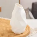 Weißer Kunststoff geometrische Vase bruchsicher modernes minimalistisches Tischdekor - Vase mit schräger Öffnung