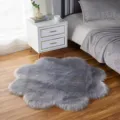 Grijs harig vloerkleed in bloemvorm, zacht langharig imitatiebont tapijt voor de slaapkamer. - 50cm Bloemblad Vorm / Lichtgrijs