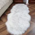 Vue détaillée de la texture du tapis en peau de mouton artificielle douce et moelleuse. - Blanc avec Pointes Grises