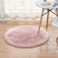 Details des weichen rosa Kunstfell-Rundteppichs, flauschige Plueschtextur fuer gemuetliches Zimmer. - Rund Rosa