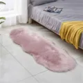 Roze nepbont bedmat Loper Zacht en pluche vloerkleed voor de mooie slaapkamer in huis - 60x90cm / Lichtroze