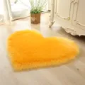 Gele hartvormige nepwollen pluche tapijt, fluffy vloermat voor slaapkamer en woonkamer. - Hart 40*50cm / Goudkameel