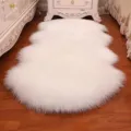 Witte kunstvacht vloerkleed, zacht pluche tapijt loper voor slaapkamer woonkamer vloer. - 60x90cm (Eén rond uiteinde) / Wit