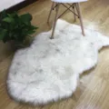 Alfombra de piel sintetica peluda blanca irregular suave variante para salon dormitorio decor - Blanco con Puntas Grises