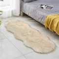Kunstvacht bedvorleger pluche tapijt variant, zachte vloermat voor de slaapkamer. - 60x180cm / Witte Basis Gouden Punt