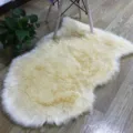 Alfombra de piel de oveja sintética esponjosa irregular para decoración de salón. - Beige