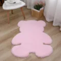 Gedetailleerd shot van het schattige roze beren pluche tapijt in gezellige slaapkamer, zacht. - 45*60cm / Lichtroze