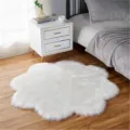 Witte pluche vloerkleed in bloemvorm, zacht imitatie wol nachtkastje mat variant. - 50cm Bloemblad Vorm / Puur wit