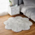 Fluffy flower-shaped faux fur rug, soft white plush bedroom bedside carpet mat. - Grayish White