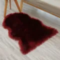Alfombra de piel sintetica de oveja imitacion forma irregular felpa para salon dormitorio rojo - Burdeos