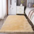 Zacht harig vloerkleed van imitatiebont, comfortabele slaapkamer mat in lichtgeel design. - Gezellig Beige