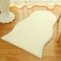 Gebroken wit onregelmatig imitatiebont tapijt, zachte pluche vloermat voor de slaapkamer. - Beige
