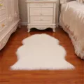 Witte nep schapenvacht pluche tapijt, zachte harige vloermat voor slaapkamer bedrand. - 60x180cm / Wit