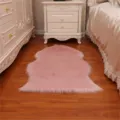 Roze nepbont vloerkleed fluffy imitatie schapenvacht tapijt voor slaapkamer bedrand en woonkamer. - 60x180cm / Roze