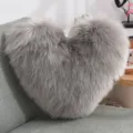 Grijs hartvormig faux fur sierkussen, zacht pluche kussen voor bank, bed en kantoorstoel. - 40*50cm / Lichtgrijs
