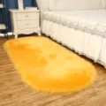 Zacht pluizig ovaal imitatie wol tapijt in heldergeel, comfortabele slaapkamer mat. - Ovaal 40x150cm / Goudkameel