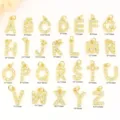 Detailweergave van 26 alfabet letterbedels met schitterende zirkonia stenen en vergulding. - Letter A