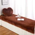 Set di cuscini in pelliccia sintetica marrone per finestra con cuscino a forma di cuore accogliente. - Caffè