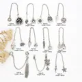 Detailgezicht van antieke zilveren DIY armbandsveiligheidskettingen en hangers met diverse motieven. - Stijl 1