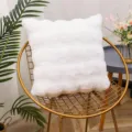 Gedetailleerd overzicht van het zachte witte imitatiebont kussen op gouden stoel. - 30*50cm Dubbelzijdig Pluche Kussensloop / Wit