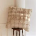Detailopname van een crèmekleurige imitatiebont kussenhoes met een zachte pluche textuur. - 30*50cm Dubbelzijdig Pluche Kussensloop / Kaki