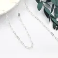 Detalle de cadena de eslabones plateados, ideal para la fabricación de joyas artesanales. - Plateado
