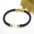Gedetailleerd overzicht van zwarte gevlochten leren armband met gouden roestvrijstalen magneetsluiting. - Stijl 1