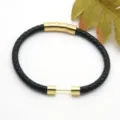Gedetailleerd overzicht van gevlochten zwart leren armband met gouden sluitingen - Stijl 3