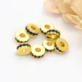 Primo piano perline distanziatrici dorate con strass blu scuro per gioielli fai da te. - Zirconia Blu