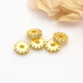 Gedetailleerde close-up van glanzende 18k vergulde tandwiel strass tussen kralen voor sieraden. - 6mm (ca. dikte 1.7mm gat 1.6mm) / Witte Zirkoon