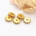 Close-up van gouden tandwielvormige tussenkralen met kleurrijke diamanten voor sieraden. - 6mm (ca. dikte 1.7mm gat 1.6mm) / Rode Zirkonia