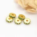 Close-up van goudkleurige tandwielvormige tussenkraal kralen met groene kristallen voor DIY armbanden. - 6mm (ca. dikte 1.7mm gat 1.6mm) / Groene Zirkonia
