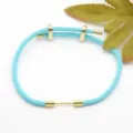 Lichtblauwe gevlochten armband detail met gouden metalen componenten close-upweergave stijl - Lichtblauw