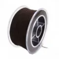 Gedetailleerd opname van donkerbruin elastisch kraalsnoer op transparante spoel voor DIY sieraden. - Ca. 0.3mm 50m / koffiekleur