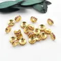Detailopname van gouden ronde kraalspacer ringen met rode zirkonia stenen voor sieraden. - 8mm (Dikte ca. 2.6mm, Gat 3.2mm) / Gouden Basis Rozerood Zirkoon