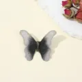 Vista dettagliata di una spilla a farfalla ricamata retro, elegante accessorio in tessuto. - Spilla Farfalla Ricamata / 1 Pezzo (5.7x4cm) / grigio-argento