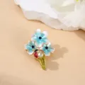 Detailaufnahme einer exquisiten blauen Emaille Blumen Brosche mit niedlichem Marienkäfer - Blaues Blumencluster-Stil / Einzelpackung (3.5x2.8cm)