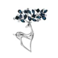 Dettaglio di una splendida spilla a forma di cervo argentata decorata con strass blu e trasparenti. - Blu navy