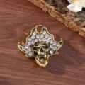 Primo piano di spilla teschio vintage dorata decorata con strass cristalli luminosi. - Teschio con Cappello da Pirata (Oro Antico) (A-1-5) / 4.9x4.8cm