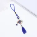 Vista dettagliata dell'ornamento sospeso con amuleto malocchio blu e strass scintillanti. - 3.5x23cm / Blu Navy e Rosso