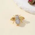 Spilla ape con strass squisita primo piano, cristalli lucidi e ali dorate, elegante. - Ape 4 / 3,8*2,1 cm