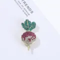 Vista detallada de un lindo broche de rábano con brillantes pedrerías verdes y rosas para prendas. - Estilo Zanahoria con Strass (6)