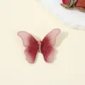 Primo piano dettagliato della spilla a farfalla in tessuto ricamato, elegante design sfumato rosa. - Spilla Farfalla Ricamata / 1 Pezzo (5.7x4cm) / Rosso rosa