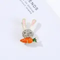 Detalle de primer plano de bonito broche de conejito de pascua con diamantes para ropa. - Pequeño Conejo Blanco