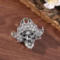 Primo piano dei dettagli della spilla teschio vintage in strass e lega di metallo. - Teschio con Cappello da Pirata (Argento Antico) (A-1-5) / 4.9x4.8cm