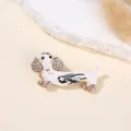 Gedetailleerd overzicht van een schattige teckel broche met strass steentjes en email. - Strass-pavé teckelstijl wit met zwarte vlekken (3)