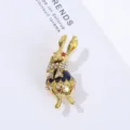 Elegante broche de conejo dorado con pedrería brillante y diseño de esmalte azul. - Estilo Conejo con Vestido Azul (4) / 1.8x4.3cm